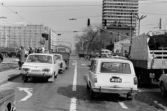 Magyarország, Budapest XIII., Váci út - Róbert Károly körút kereszteződés, jobbra a háttérben a SZOT irodaház (később Nyugdíjfolyósító)., 1978, Bojár Sándor, rendszám, Budapest, Fortepan #195788