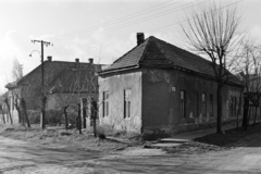 Magyarország, Budapest XXI., Táltos utca - Bajnok utca sarok. Az épületeket a csepeli víztorony építésekor az 1980-as évek elején lebontották, az utcákat megszűntették. A felvételen látható helyszín hozzávetőleg a mai Baross utca - Szent István út sarok közelében található., 1977, Bojár Sándor, Budapest, Fortepan #195814