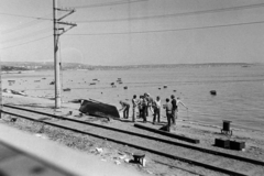 Oroszország, Szaratov, a Volga folyó partja a városközpont felé nézve, a vasúti híd előtti szakaszon. A felvétel a Magyar Néphadsereg egyik, éleslövészeti gyakorlatra tartó, légvédelmi alakulatának utazása közben készült., 1971, Bojár Sándor, Fortepan #195849