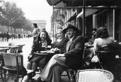 Franciaország, Párizs, Avenue des Champs-Élysées, háttérben a Diadalív., 1937, Fortepan, kalap, utcakép, életkép, terasz, bútor, sör, társaság, kávéház, Fortepan #19586