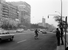 Spain, Madrid, Paseo de la Castellana (Avenida del Generalisimo) a Calle de San Germántól a Plaza de Lima felé nézve, a középső fás rész mögött van a Bernabéu Stadion., 1973, Bojár Sándor, motorcycle, Fortepan #195879