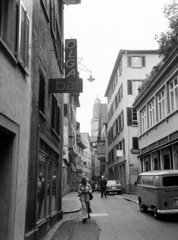 Svájc, Zürich, Oberdorfstrasse, a háttérben a Grossmünster (Nagykatedrális) egyik tornya látszik., 1973, Bojár Sándor, Volkswagen Transporter 2, Fortepan #195888