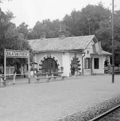 Hungary, Balatongyörök, vasútállomás., 1948, Gyöngyi, railway, flag, crest, train station, Kossuth coat of arms, place-name signs, Fortepan #1959