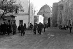 Üzbegisztán, Buhara, Xo'ja Nurobod (Kommunarov) utca, szemben a Toqi Zargaron ékszerpiac kupolája, jobbra a Mir Arab medresze., 1969, Bojár Sándor, Szovjetunió, Fortepan #195910