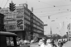 Austria, Vienna, a Landstrasser Hauptstrasse az Invalidenstrasse keresztetődésétől nézve, a távpéban a Stephansdom / Szent István-székesegyház tornya., 1974, Bogyó Virág, Fortepan #196058