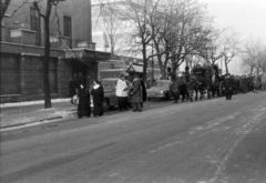 Poland, Zakopane, ulica Tadeusza Kościuszki., 1971, Bogyó Virág, funeral, mourning coach, mute, nun, Fortepan #196080