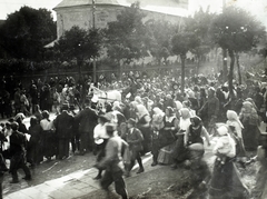 Magyarország, Gyöngyös, IV. Károly király, Zita királyné és gróf Tisza István miniszterelnök látogatása a városban, az 1917. május 21-i tűzvész után két nappal. Kossuth Lajos utca a Koháry út felé nézve, háttérben a Szent Erzsébet-templom, a hintóban a királyi pár., 1917, Bogyó Virág, Fortepan #196122