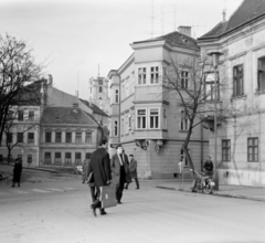 Magyarország, Győr, Bécsi kapu (Köztársaság) tér, jobbra az Altabak-ház és a Király (Alkotmány) utca torkolata., 1967, Zofia Rydet, Fortepan #196145