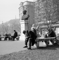 Magyarország, Budapest V., Fővám (Dimitrov) tér, Georgi Dimitrov mellszobra (Jordan Kracsmarov, 1954.)., 1967, Zofia Rydet, életkép, pad, Budapest, Fortepan #196156