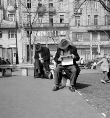 Magyarország, Budapest V., Fővám (Dimitrov) tér., 1967, Zofia Rydet, kalap, újság, pad, Budapest, Fortepan #196157