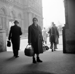 Magyarország, Budapest IX., Fővám (Dimitrov) tér, Központi Vásárcsarnok, a főbejárat melletti árkád a Marx Károly Közgazdaságtudományi Egyetem (később Corvinus Egyetem) épülete felé nézve., 1967, Zofia Rydet, kalap, kosár, sapka, Budapest, Fortepan #196161