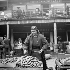 Magyarország, Budapest II., Fény utcai piac., 1967, Zofia Rydet, piac, árus, Budapest, Fortepan #196165