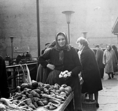 Hungary, Budapest II., Fény utcai piac., 1967, Zofia Rydet, market, seller, vegetables, Budapest, street lamp, Fortepan #196168