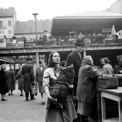 Magyarország, Budapest II., Fény utcai piac., 1967, Zofia Rydet, kosár, fejkendő, Budapest, Fortepan #196170