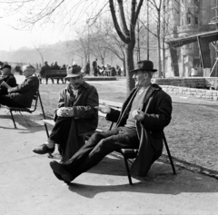 Magyarország, Budapest V., Fővám (Dimitrov) tér, háttérben a Gellért-hegy., 1967, Zofia Rydet, kalap, pad, Budapest, Fortepan #196171