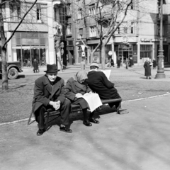 Magyarország, Budapest V., Fővám (Dimitrov) tér, háttérben a Váci utca - Só utca sarok., 1967, Zofia Rydet, olvasás, újság, pad, OTP, Budapest, Fortepan #196173