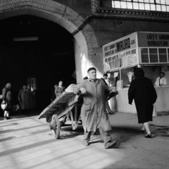 Magyarország, Budapest IX., a felvétel a Központi Vásárcsarnok Csarnok tér felőli bejáratánál készült., 1967, Zofia Rydet, felirat, kézikocsi, vásárcsarnok, Budapest, mérleg, Fortepan #196174