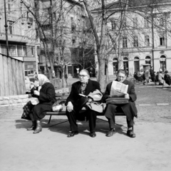 Magyarország, Budapest V., Fővám (Dimitrov) tér, háttérben a Váci utca - Só utca sarok., 1967, Zofia Rydet, olvasás, újság, pad, Budapest, Fortepan #196181