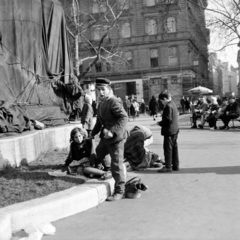 Magyarország, Budapest V., Vörösmarty tér, balra a télire letakart Vörösmarty Mihály szobor, jobbra a Váci utca., 1967, Zofia Rydet, Budapest, koldus, Fortepan #196183