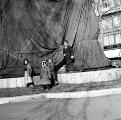 Magyarország, Budapest V., Vörösmarty tér, a télire letakart Vörösmarty Mihály szobor, jobbra a Luxus Áruház épülete látszik., 1967, Zofia Rydet, Budapest, koldus, Fortepan #196184