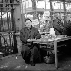 Magyarország, Budapest IX., Fővám (Dimitrov) tér, Központi Vásárcsarnok., 1967, Zofia Rydet, kosár, Budapest, méz, Fortepan #196192