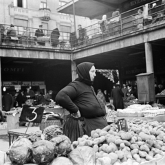 Magyarország, Budapest II., Fény utcai piac., 1967, Zofia Rydet, árcédula, piac, kofa, krumpli, káposzta, Budapest, Fortepan #196218