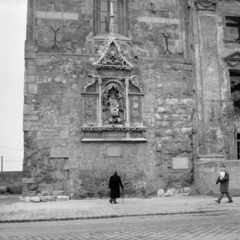 Magyarország, budai Vár, Budapest I., Hess András tér, a középkori Szent Miklós-templom tornya, a homlokzaton a Mátyás király-dombormű a bautzeni emlékmű másolata., 1967, Zofia Rydet, Budapest, Fortepan #196225