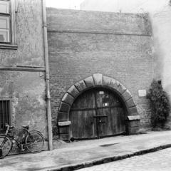 Magyarország, Győr, Bécsi kapu (Köztársaság) tér 5., a Várkazamata-Kőtár bejárata., 1967, Zofia Rydet, kerékpár, vasalat, képarány: négyzetes, Fortepan #196234