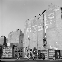 Magyarország, Budapest VII., Rákóczi út 66. számú beépítetlen telek., 1974, Zofia Rydet, plakát, tűzfal, lámpaoszlop, Budapest, Fortepan #196257