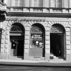 Magyarország, Budapest V., Nádor (Münnich Ferenc) utca 19., Terv eszpresszó., 1974, Zofia Rydet, felirat, eszpresszó, Budapest, Coca-Cola, gesztenye, fagylalt, Fortepan #196266