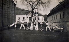 Románia,Erdély, Nagyenyed, tornabemutató a református tanítóképző Bethlen kollégiumának udvarán., 1932, Bessenyei István, mutatvány, emberi piramis, Fortepan #196269