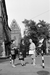 Lengyelország, Krakkó, ulica Grodzka - plac Dominikański sarok, háttérben a domonkos rendi Szentháromság-templom (Bazylika Dominikanów pw. Świętej Trójcy)., 1964, Szűcs Lóránd, Fortepan #196326