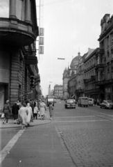 Lengyelország, Łódź, ulica Piotrkowska az Adama Próchnika felől a Plac Wolności felé nézve, háttérben a Tadeusz Kościuszko emlékmű., 1964, Szűcs Lóránd, Fortepan #196342