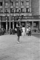 Lengyelország, Varsó, plac Powstańców Warszawy, szemben a Hotel Warszawa (Prudential felhőkarcoló) bejárata., 1964, Szűcs Lóránd, Fortepan #196346