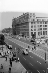 Lengyelország, Varsó, Aleje Jerozolimskie, szemben a Lengyel Nemzeti Fejlesztési Bank épülete (Aleje Jerozolimskie 7.)., 1964, Szűcs Lóránd, gyalogátkelő, Fortepan #196364