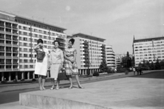 Románia, Bukarest, a Strada Ion Câmpineanu (13 Decembrie) a Kongresszusi Csarnok (Sala Palatului) előtt, szemben a Strada Luterană torkolata., 1966, Szűcs Lóránd, divat, lakótelep, nő, Fortepan #196387