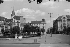 Románia,Erdély, Nagyvárad, Szent László tér (Piata Unirii), a háttérben bal szélen a Fekete Sas szálló., 1968, Szűcs Lóránd, utcakép, nő, épület, babakocsi, tér, Fortepan #196446