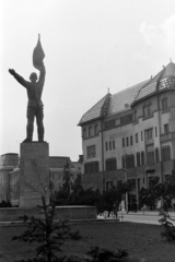 Romania,Transylvania, Târgu Mureș, Rózsák tere (Piata Trandafirilor), balra az Ismeretlen román katona emlékműve (Izsák Márton és Csorvássy István, 1964.), jobbra a Kultúrpalota., 1969, Szűcs Lóránd, Fortepan #196456