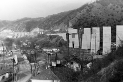 Romania, Drobeta-Turnu Severin, (ekkor Turnu Severin), Vârciorova, a Vaskapu I. vízerőmű építésével összefüggő út- és hídépítés és a felvonulási épületei (a terület ma víz alatt áll)., 1969, Szűcs Lóránd, Fortepan #196457