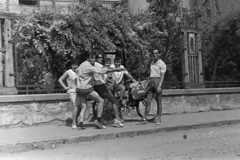 Románia,Erdély, Nagyvárad, Ezredévi emléktér (Strada Libertății), a Darvas-La Roche-ház hátsó kerítése előtt., 1967, Szűcs Lóránd, kerékpár, Fortepan #196494