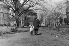 Romania,Transylvania, Oradea, Schlauch Lőrinc-park (Petőfi-park), háttérben a római katolikus püspöki palota, jobb szélen a Nagyboldogasszony-székesegyház., 1971, Szűcs Lóránd, Fortepan #196517