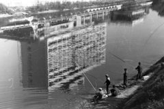 Románia,Erdély, Nagyvárad, horgászok a Sebes-Körös partján, a folyó vízén a Hotel Dacia tükörképe látható., 1970, Szűcs Lóránd, Best of, vízpart, tükröződés, épület, horgászat, Fortepan #196567