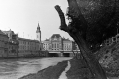 Romania,Transylvania, Oradea, a Sebes-Körös partja, szemben a Szent László híd, mögötte a Városháza. Balra a hídfőnél a Szent László-templom., 1972, Szűcs Lóránd, Fortepan #196589