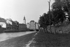 Romania,Transylvania, Oradea, a Sebes-Körös partja, szemben a Szent László híd, mögötte a Városháza. Balra a hídfőnél a Szent László-templom., 1972, Szűcs Lóránd, Fortepan #196591