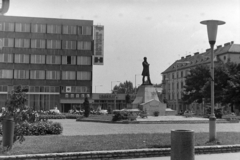 Magyarország, Békéscsaba, Kossuth tér, Kossuth Lajos szobra és balra a Körös Hotel., 1973, Szűcs Lóránd, Fortepan #196617