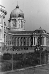 Magyarország, budai Vár, Budapest I., a Budavári Palota (korábban Királyi Palota) Hunyadi udvara, jobbra a Mátyás király kút., 1973, Szűcs Lóránd, Budapest, Fortepan #196623