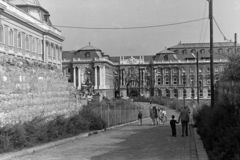 Magyarország, budai Vár, Budapest I., szemben a Budavári Palota (korábban Királyi Palota) Hunyadi udvara, Mátyás király kút és az Oroszlános kapu., 1973, Szűcs Lóránd, Budapest, Fortepan #196624