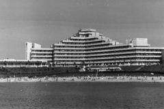 Románia, Mangalia, Cap Aurora üdülőfalu, szemben a Hotel Onix és jobbra takarva a Hotel Safir., 1973, Szűcs Lóránd, Fortepan #196635