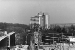 Románia,Erdély, Váradszentmárton, Félixfürdő, kilátás az építés alatt álló Hotel Lotusból a Hotel Termal felé., 1978, Szűcs Lóránd, Fortepan #196640