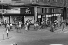 Magyarország, Pécs, Széchenyi tér, balra a Király (Kossuth Lajos) utca. Centrum Áruház a Városháza épületében., 1975, Szűcs Lóránd, gyalogátkelő, Fortepan #196668